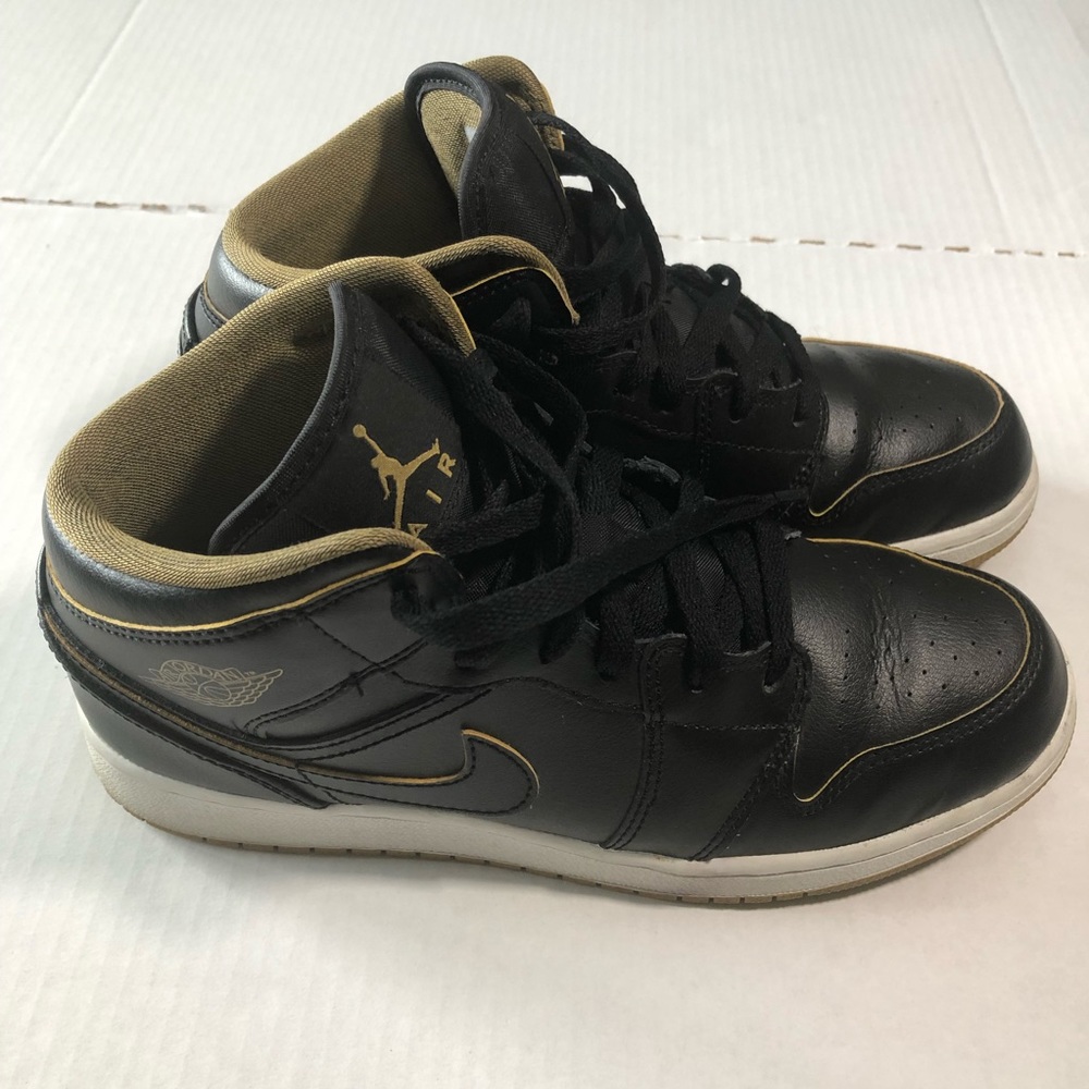 Air Jordan 1 Retro Youth USA 6.5 also USA WOMEN 8